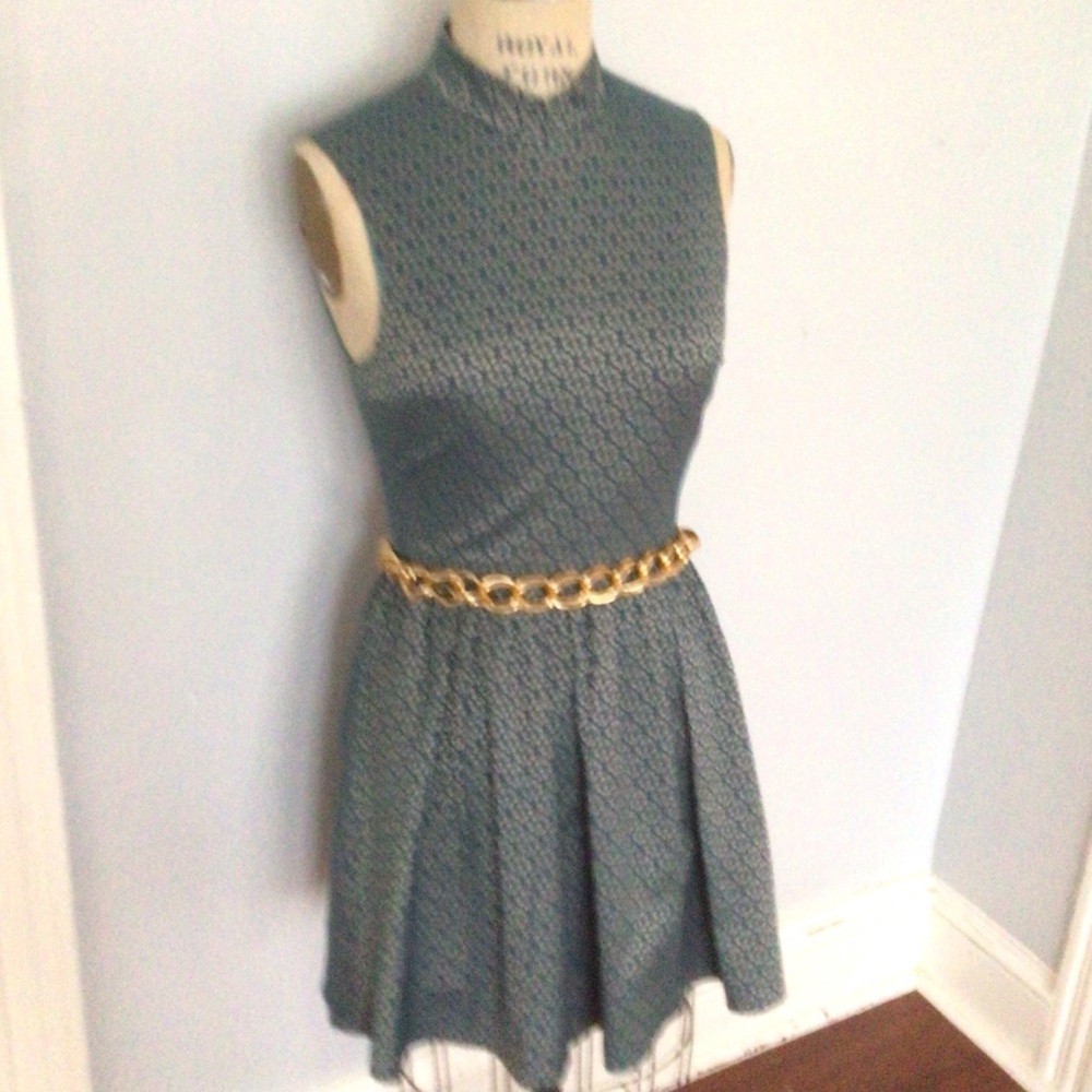 Elegant silver toned Patterned Sleeveless Dress. Size 6